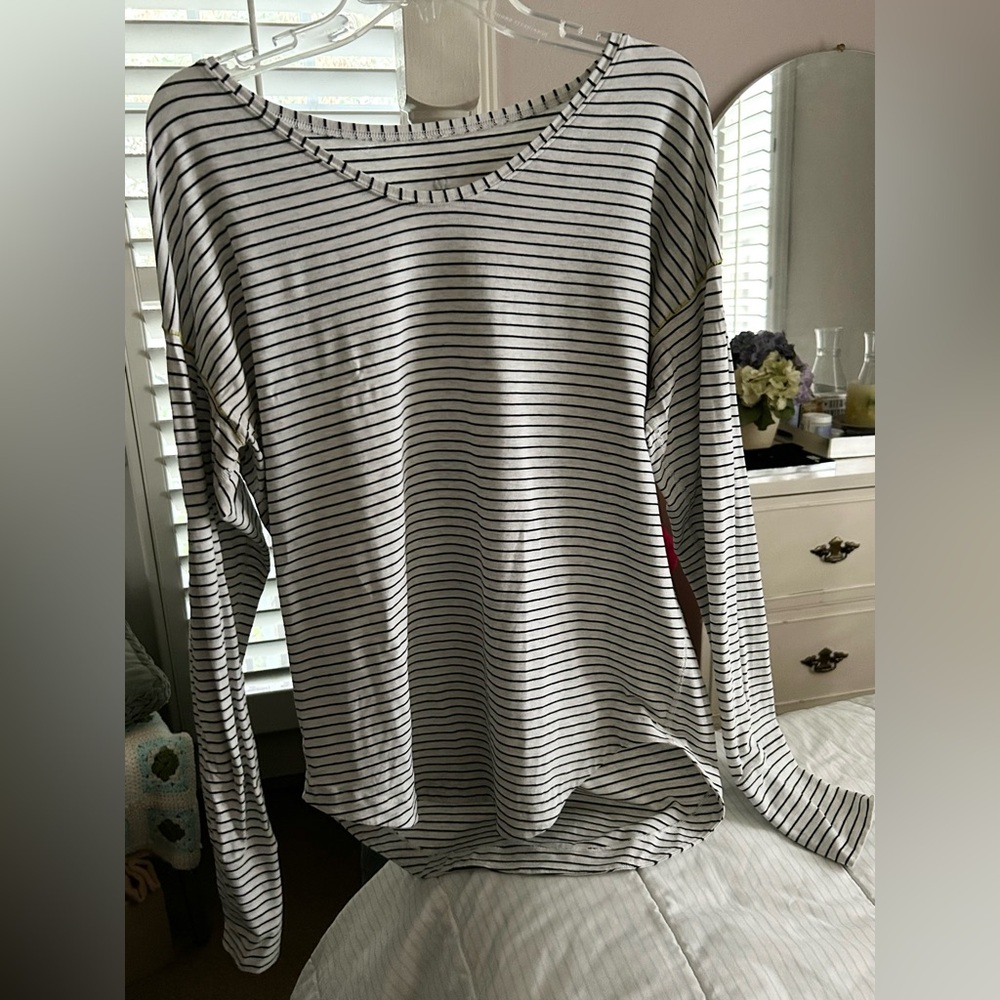 Lululemon Weekender Top - Picture 2 of 9